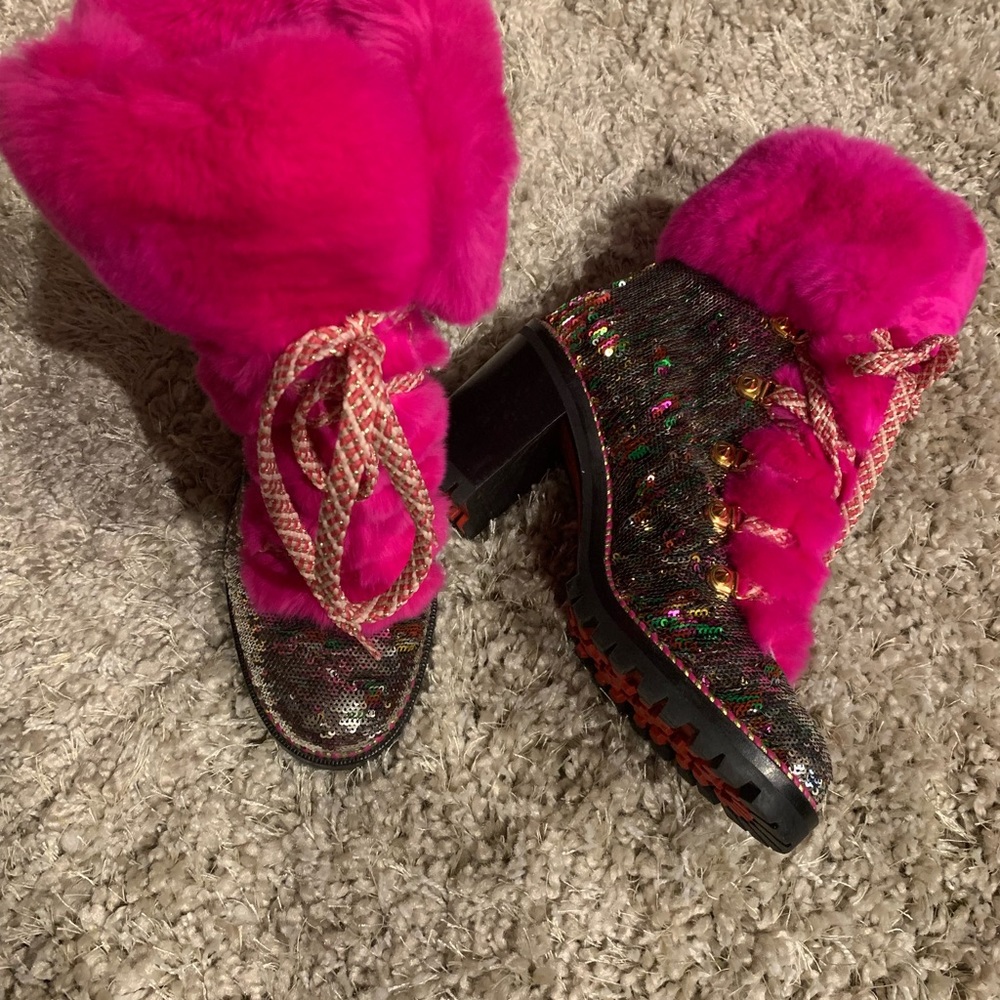 Authentic CHRISTIAN LOUBOUTIN
Paillettes Rabbit Fur Fanny 70 - Picture 2 of 5
